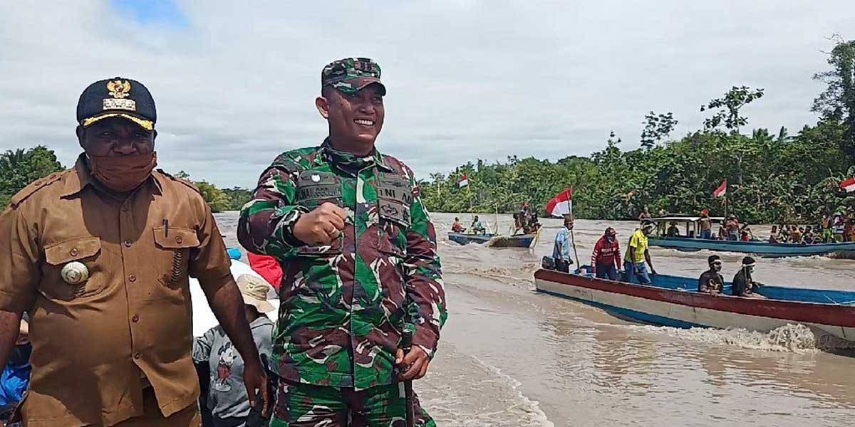 Warga Kampung Kamora - Miyoko menyambut kedatangan Dandim 1710 Mimika Letkol Inf Pio L Nainggolan, Sabtu (01/08/2020).